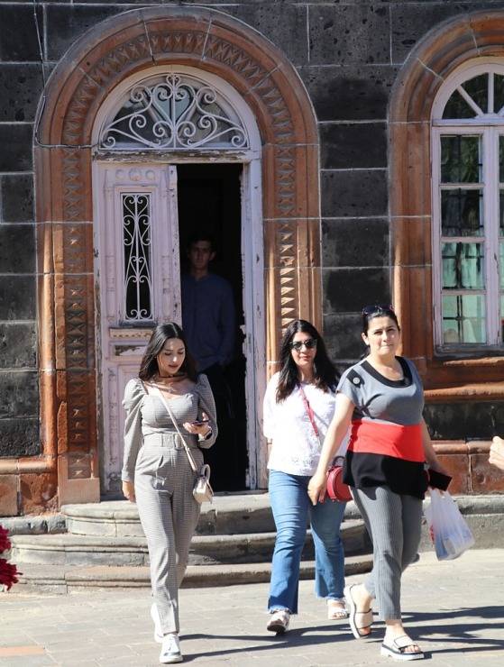 Travelnews.lv Armēnijas pilsētā Gjumri pielaiko un iepazīst armēņu tautas tērpus. Sadarbībā ar airBaltic 342599
