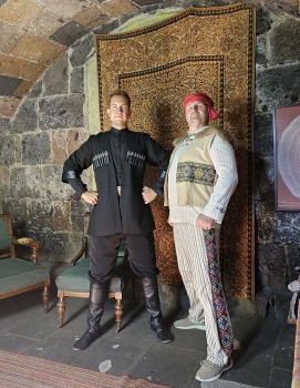 Travelnews.lv Armēnijas pilsētā Gjumri pielaiko un iepazīst armēņu tautas tērpus. Sadarbībā ar airBaltic 19