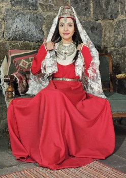 Travelnews.lv Armēnijas pilsētā Gjumri pielaiko un iepazīst armēņu tautas tērpus. Sadarbībā ar airBaltic 20