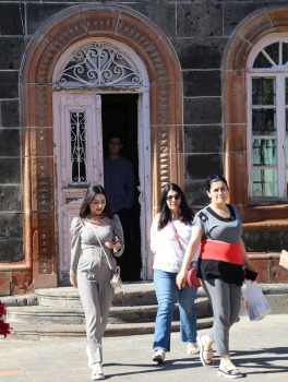 Travelnews.lv Armēnijas pilsētā Gjumri pielaiko un iepazīst armēņu tautas tērpus. Sadarbībā ar airBaltic 35