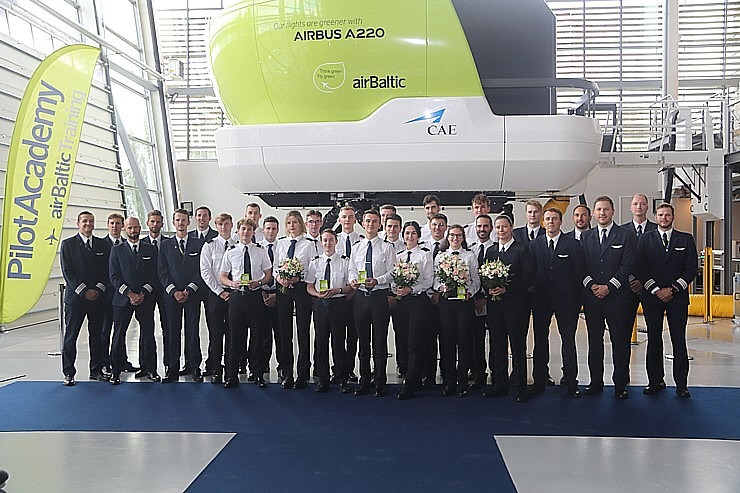 «airBaltic» Pilotu akademija svin piekto gadadienu 342621