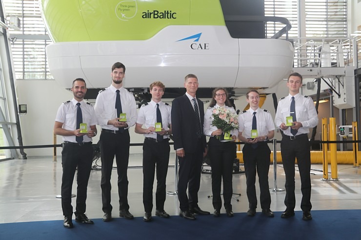 «airBaltic» Pilotu akademija svin piekto gadadienu 342642