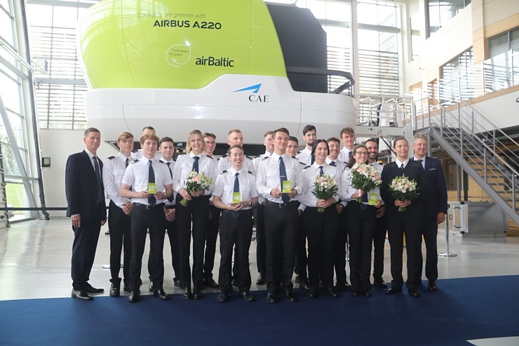 «airBaltic» Pilotu akademija svin piekto gadadienu 342644