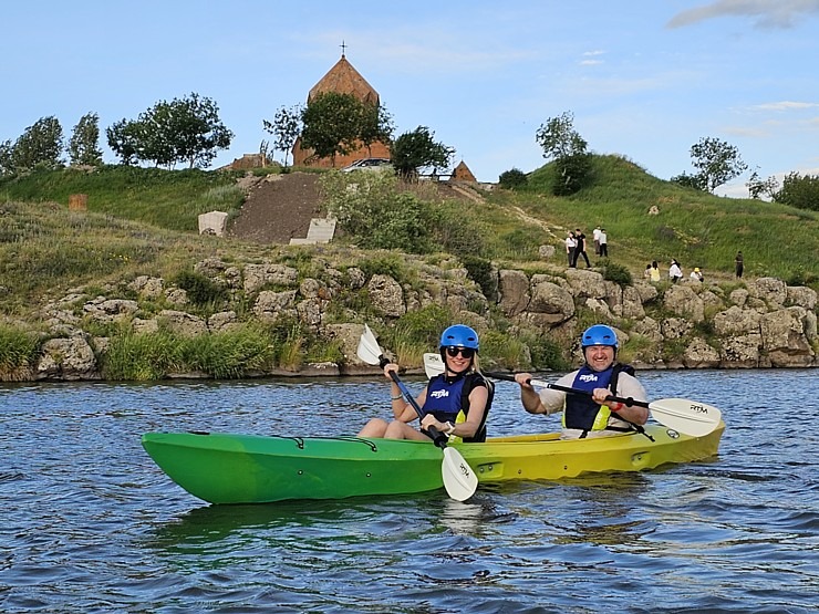 Travelnews.lv iepazīst Armēnijas Marmašena klosteri Ahurjanas ielejā un izbrauc ar kanoe laivām. Sadarbībā ar airBaltic 342783