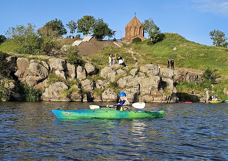 Travelnews.lv iepazīst Armēnijas Marmašena klosteri Ahurjanas ielejā un izbrauc ar kanoe laivām. Sadarbībā ar airBaltic 342778