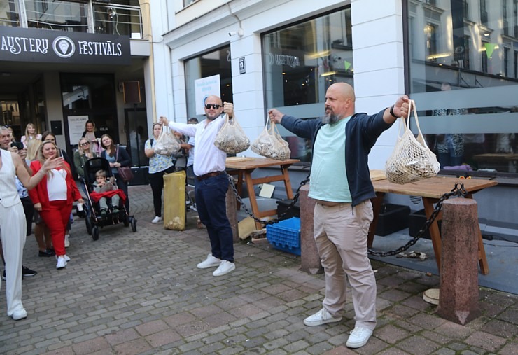 Rīgas restorāns «Buržujs» jau 12. reizi rīko grandiozu «Austeru festivāls», kur viesi apēd 12 000 austeres 343327