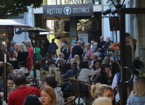 Rīgas restorāns «Buržujs» jau 12. reizi rīko grandiozu «Austeru festivāls», kur viesi apēd 12 000 austeres 60