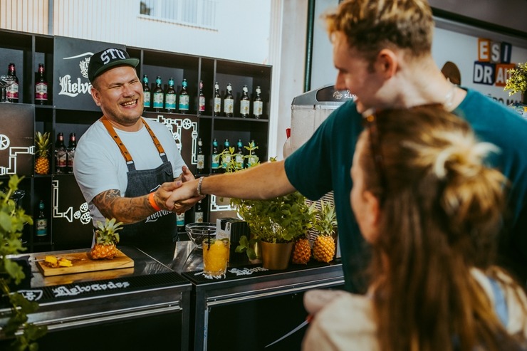 Pasaules kokteiļu čempions Staņislavs Jonāns ir lepns par «Rīgas kokteiļu festivālu 2023». Foto: brandins.lv 343531