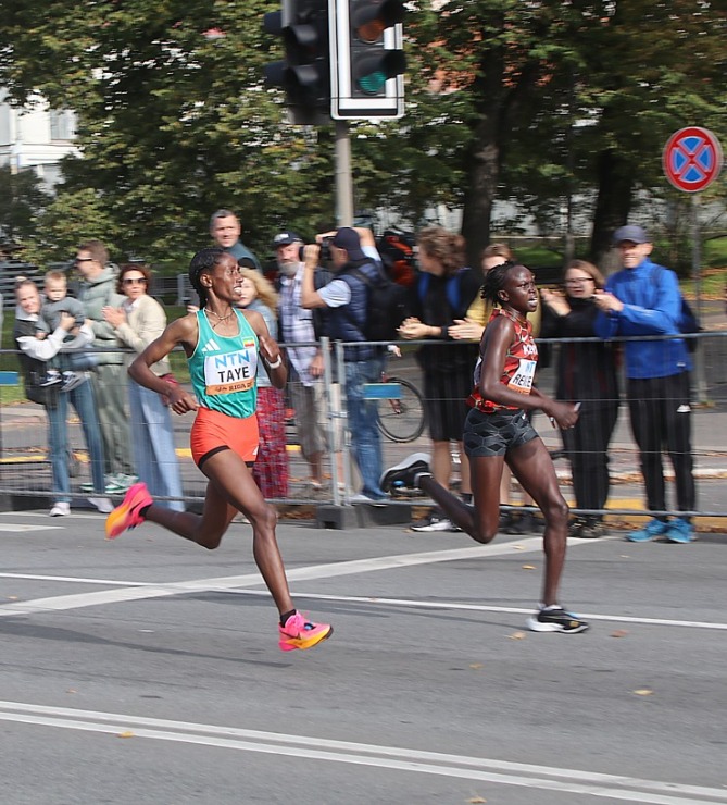 Pasaules skriešanas čempionāts 2023 Rīgā pulcē pasaules labākos ielu skrējējus labos laika apstākļos 343934