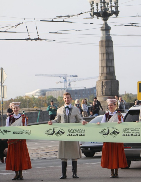 Pasaules skriešanas čempionāts 2023 Rīgā pulcē pasaules labākos ielu skrējējus labos laika apstākļos 343911