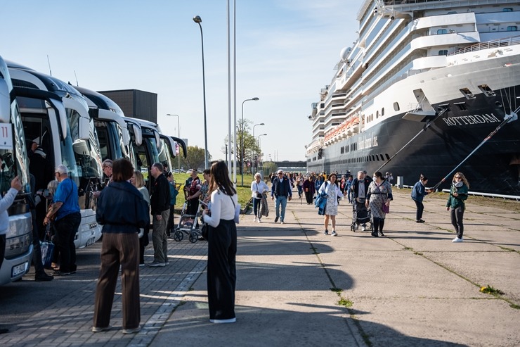 Šogad Rīgā ir ienākuši skaisti, milzīgi, unikāli un tūristiem bagāti kruīzu kuģi. Foto: Rop.lv 344000