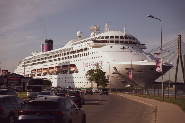 Šogad Rīgā ir ienākuši skaisti, milzīgi, unikāli un tūristiem bagāti kruīzu kuģi. Foto: Rop.lv 343978