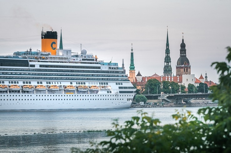 Šogad Rīgā ir ienākuši skaisti, milzīgi, unikāli un tūristiem bagāti kruīzu kuģi. Foto: Rop.lv 343984