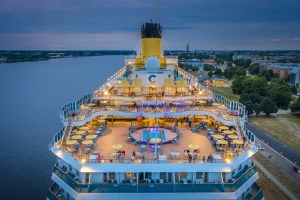 Šogad Rīgā ir ienākuši skaisti, milzīgi, unikāli un tūristiem bagāti kruīzu kuģi. Foto: Rop.lv 12