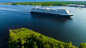 Šogad Rīgā ir ienākuši skaisti, milzīgi, unikāli un tūristiem bagāti kruīzu kuģi. Foto: Rop.lv 18