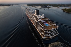 Šogad Rīgā ir ienākuši skaisti, milzīgi, unikāli un tūristiem bagāti kruīzu kuģi. Foto: Rop.lv 24