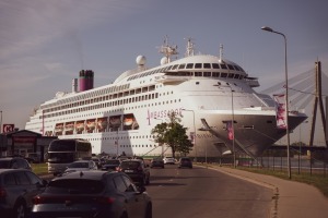 Šogad Rīgā ir ienākuši skaisti, milzīgi, unikāli un tūristiem bagāti kruīzu kuģi. Foto: Rop.lv 3