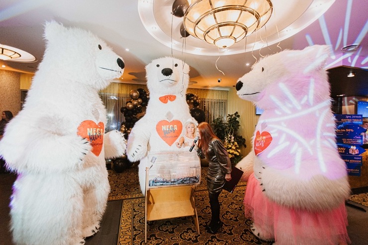 «Baltic Beach Hotel & SPA» pulcē draugus uz dāsnuma un izdevīgo piedāvājumu gadatirgu «Saulainā nakts». Foto: Artis Veigurs 345175