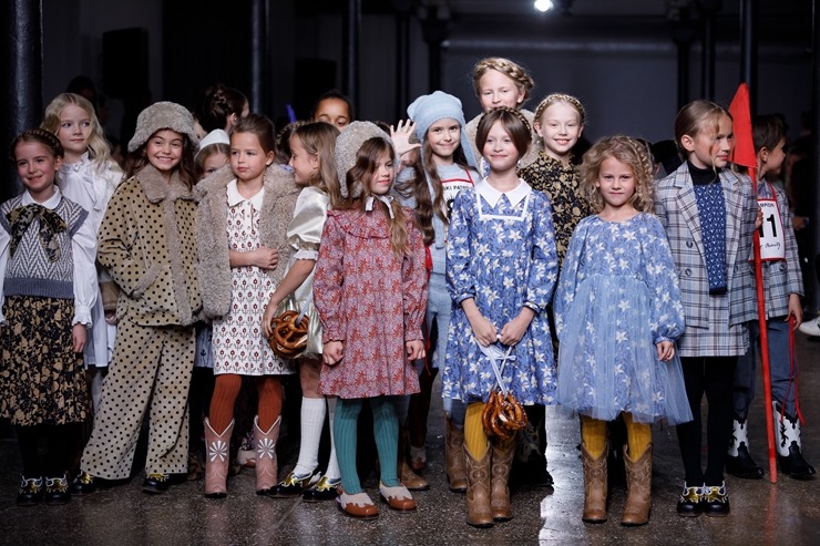 Rīgas modes nedēļa piedāvā iepazīties ar bērnu apģērbu kolekciju PAADE MODE no Latvijas. Foto: Mark Litvyakov 345894