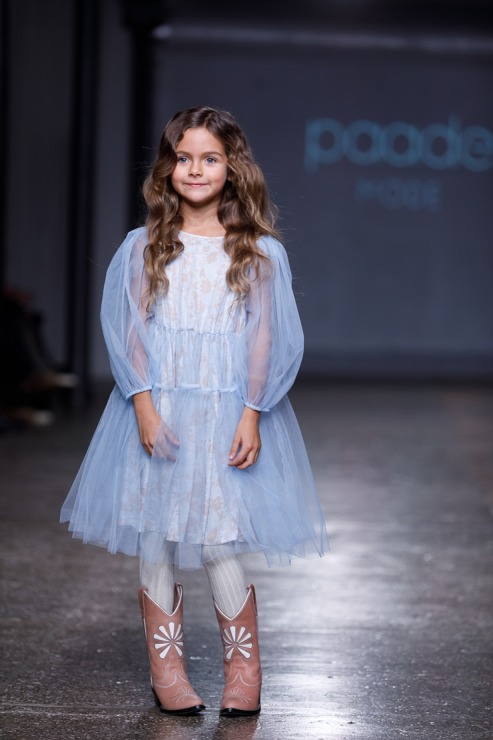 Rīgas modes nedēļa piedāvā iepazīties ar bērnu apģērbu kolekciju PAADE MODE no Latvijas. Foto: Mark Litvyakov 345919