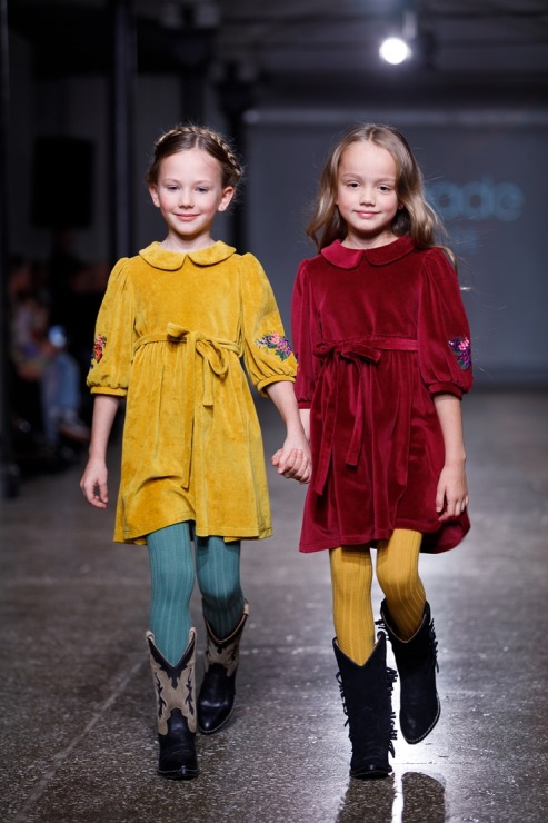 Rīgas modes nedēļa piedāvā iepazīties ar bērnu apģērbu kolekciju PAADE MODE no Latvijas. Foto: Mark Litvyakov 345930