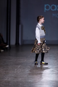 Rīgas modes nedēļa piedāvā iepazīties ar bērnu apģērbu kolekciju PAADE MODE no Latvijas. Foto: Mark Litvyakov 11