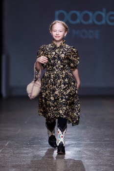 Rīgas modes nedēļa piedāvā iepazīties ar bērnu apģērbu kolekciju PAADE MODE no Latvijas. Foto: Mark Litvyakov 13