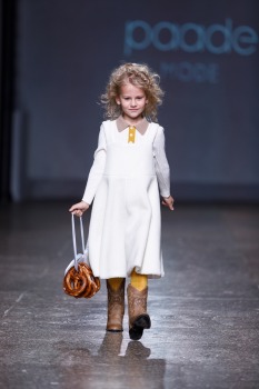 Rīgas modes nedēļa piedāvā iepazīties ar bērnu apģērbu kolekciju PAADE MODE no Latvijas. Foto: Mark Litvyakov 18
