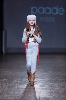Rīgas modes nedēļa piedāvā iepazīties ar bērnu apģērbu kolekciju PAADE MODE no Latvijas. Foto: Mark Litvyakov 25