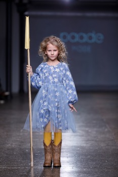 Rīgas modes nedēļa piedāvā iepazīties ar bērnu apģērbu kolekciju PAADE MODE no Latvijas. Foto: Mark Litvyakov 35