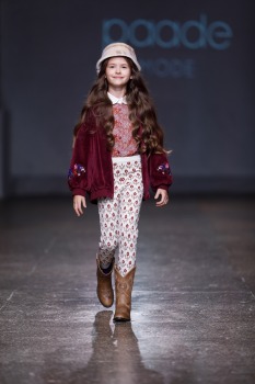 Rīgas modes nedēļa piedāvā iepazīties ar bērnu apģērbu kolekciju PAADE MODE no Latvijas. Foto: Mark Litvyakov 36