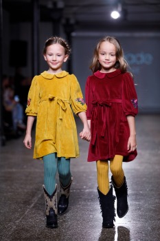 Rīgas modes nedēļa piedāvā iepazīties ar bērnu apģērbu kolekciju PAADE MODE no Latvijas. Foto: Mark Litvyakov 37