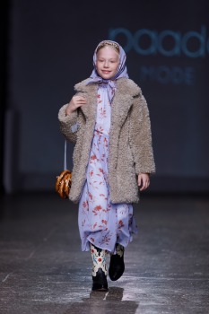 Rīgas modes nedēļa piedāvā iepazīties ar bērnu apģērbu kolekciju PAADE MODE no Latvijas. Foto: Mark Litvyakov 5
