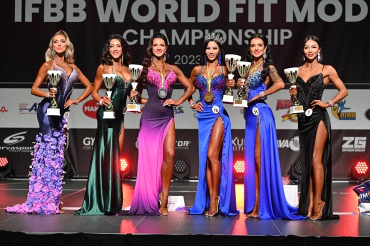 Latvijas sportiste Regīna Mandrika tiek kronēta par IFBB Absolūto Pasaules čempioni Fit model disciplīnā. Foto: Kristīne Vederņikova 346380