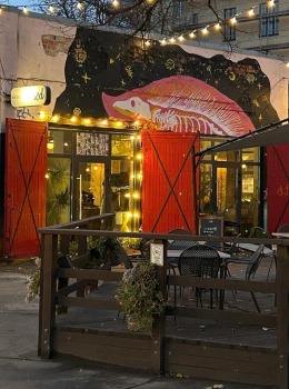 Rīgas Tallinas ielas kvartālā atvēries jauns restorāns «RED», kur garneles var ēst, cik lien vēderā 25