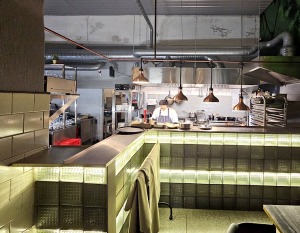 Rīgas Tallinas ielas kvartālā atvēries jauns restorāns «RED», kur garneles var ēst, cik lien vēderā 9