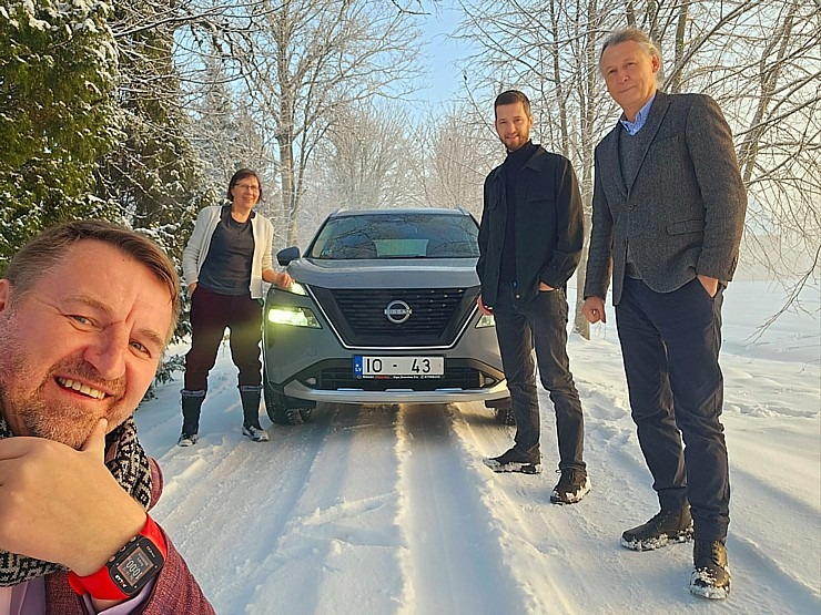 Jānis Deinats, Inta Ruka, Reinis Hofmanis un Travelnews.lv ar Gada Auto 2024 «Nissan X-Trail» dodas uz Ventspili 348295