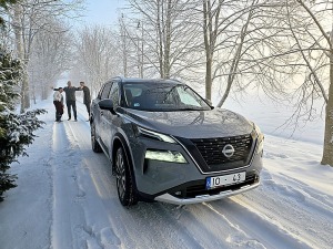 Jānis Deinats, Inta Ruka, Reinis Hofmanis un Travelnews.lv ar Gada Auto 2024 «Nissan X-Trail» dodas uz Ventspili 12