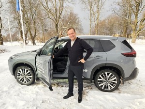 Jānis Deinats, Inta Ruka, Reinis Hofmanis un Travelnews.lv ar Gada Auto 2024 «Nissan X-Trail» dodas uz Ventspili 19