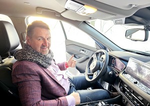 Jānis Deinats, Inta Ruka, Reinis Hofmanis un Travelnews.lv ar Gada Auto 2024 «Nissan X-Trail» dodas uz Ventspili 32