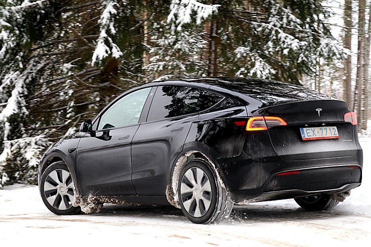 Apceļojam sniegoto Latviju ar auto nomas «Sixt Latvija» spēkratu «Tesla Y Long Range AWD» 349118
