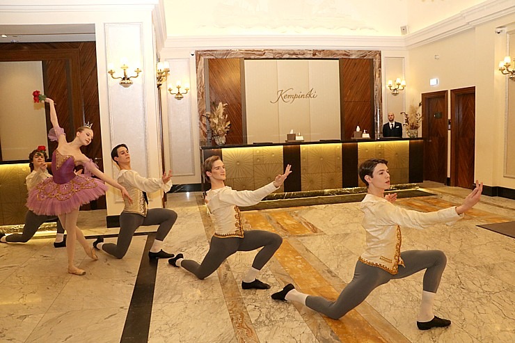 «Grand Hotel Kempinski Riga» atklāj austriešu mākslinieka Leo Štopfera (Leo Stopfer) gleznu izstādi par baleta tēmu 349233
