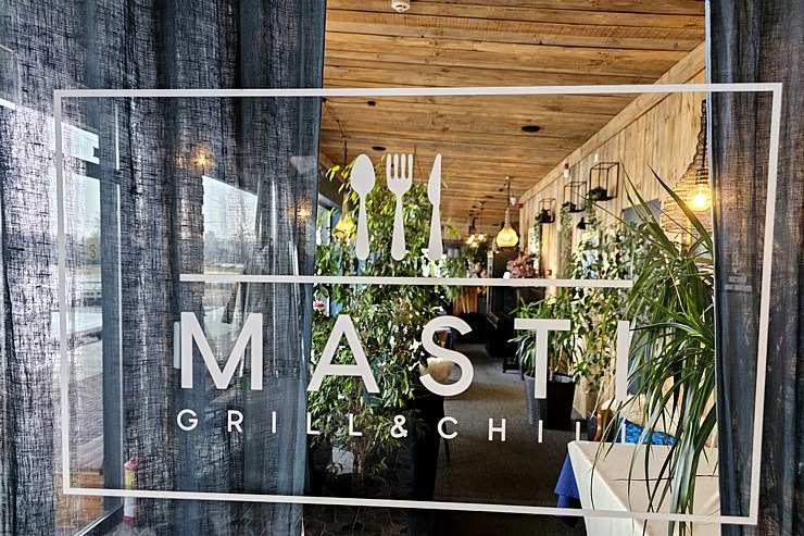 Travelnews.lv pēc 20 km pārgājiena dodas ieturēt maltīti Ozolnieku restorānā «Masti Grill&Chill» 351125
