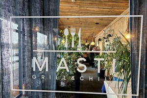 Travelnews.lv pēc 20 km pārgājiena dodas ieturēt maltīti Ozolnieku restorānā «Masti Grill&Chill» 1