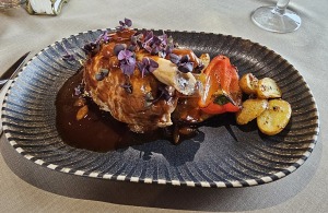 Travelnews.lv pēc 20 km pārgājiena dodas ieturēt maltīti Ozolnieku restorānā «Masti Grill&Chill» 20