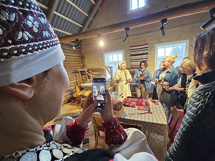 Travelnews.lv sadarbībā ar ALTA apmeklē setu kultūrtelpas lauku viesu māju «Kriisa talo Setomaal» 352525
