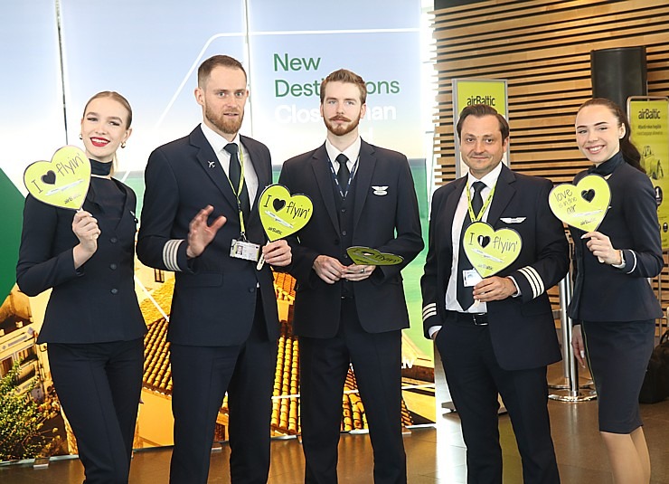 «airBaltic» svētku noskaņojumā atklāj pirmo regulāro reisu uz Albānijas galvaspilsētu Tirānu 353397