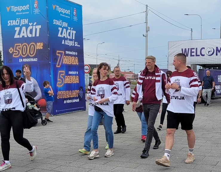 Travelnews.lv klātienē tur īkšķus par Latvijas uzvaru pasaules hokeja čempionātā spēlē ar Poliju 353637