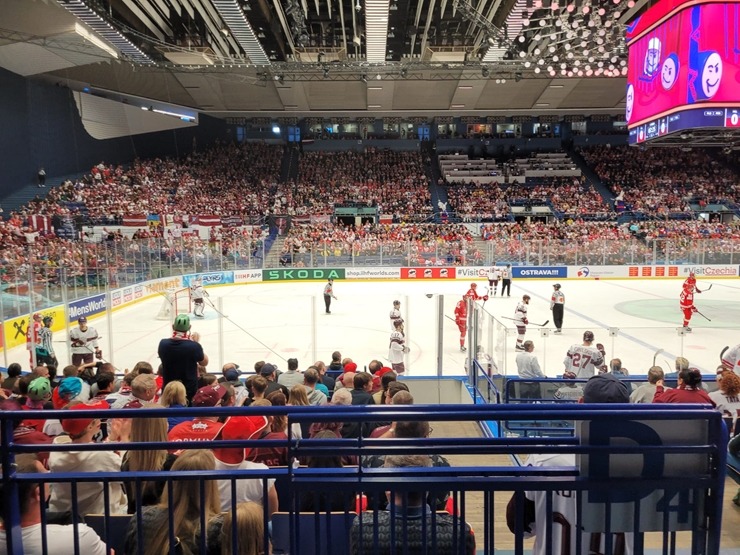 Travelnews.lv klātienē tur īkšķus par Latvijas uzvaru pasaules hokeja čempionātā spēlē ar Poliju 353631