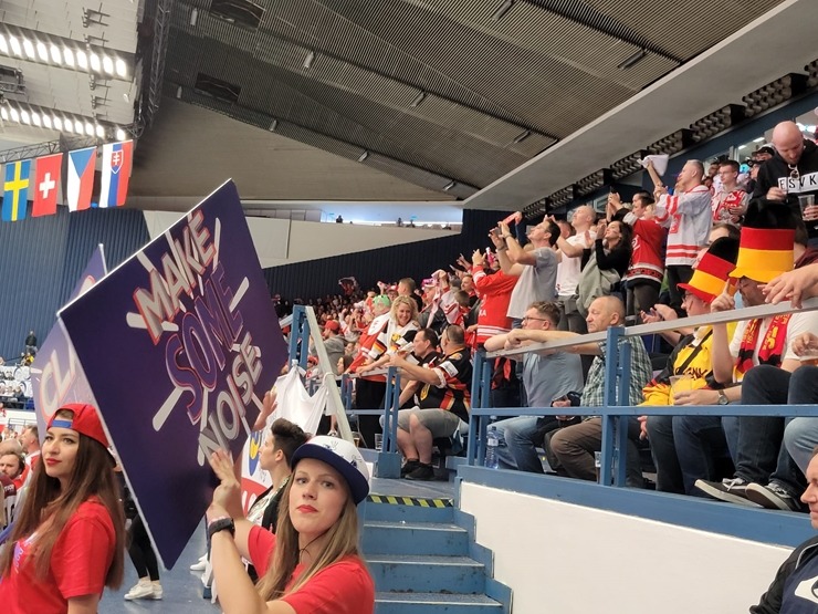 Travelnews.lv klātienē tur īkšķus par Latvijas uzvaru pasaules hokeja čempionātā spēlē ar Poliju 353635